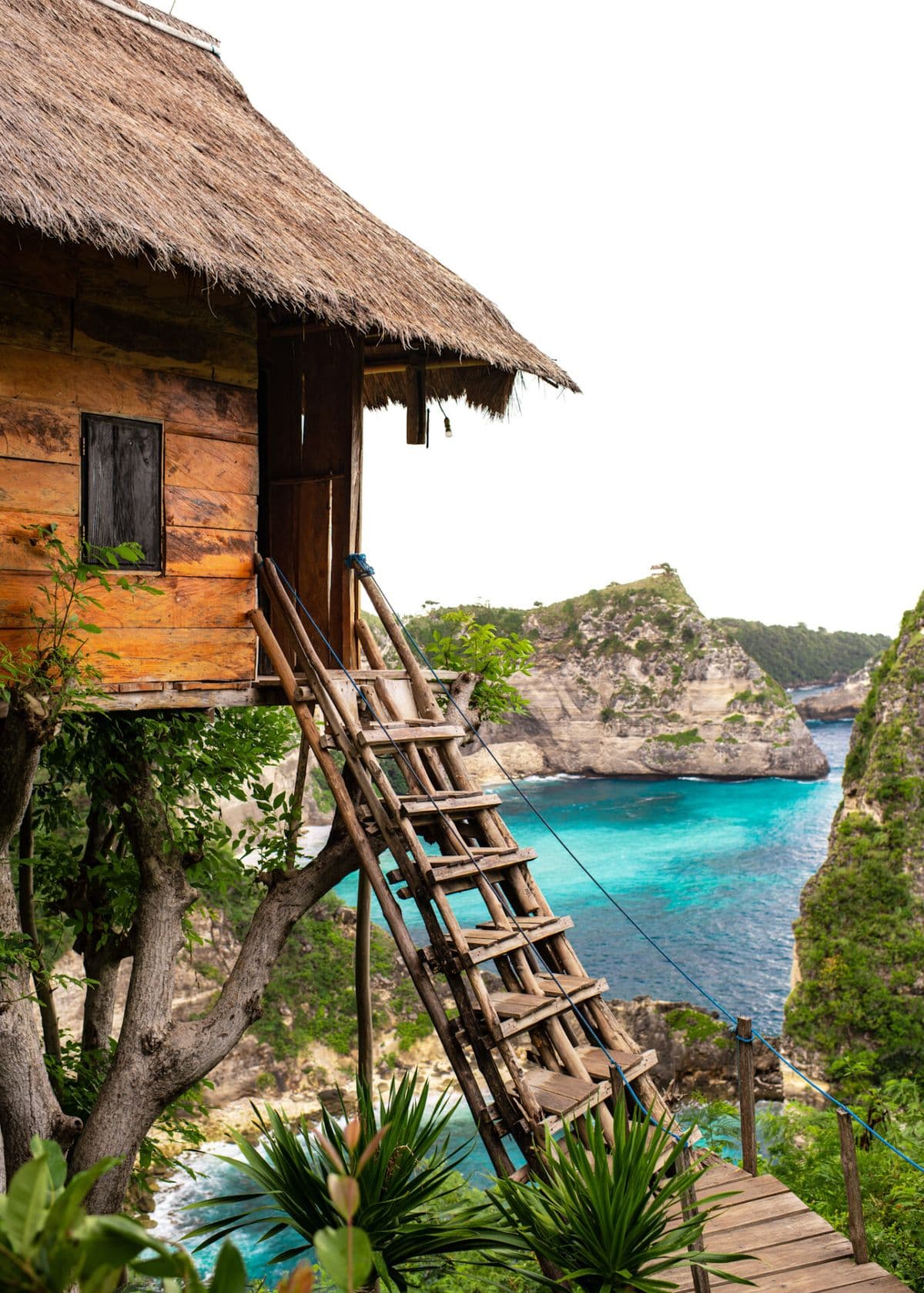Tree House Molenteng (Rumah Pohon) Nusa Penida is a famous cliffside photo spot overlooking the stunning Atuh Beach coastline. Tree House Molenteng (Rumah Pohon) Nusa Penida is a famous cliffside photo spot overlooking the stunning Atuh Beach coastline.